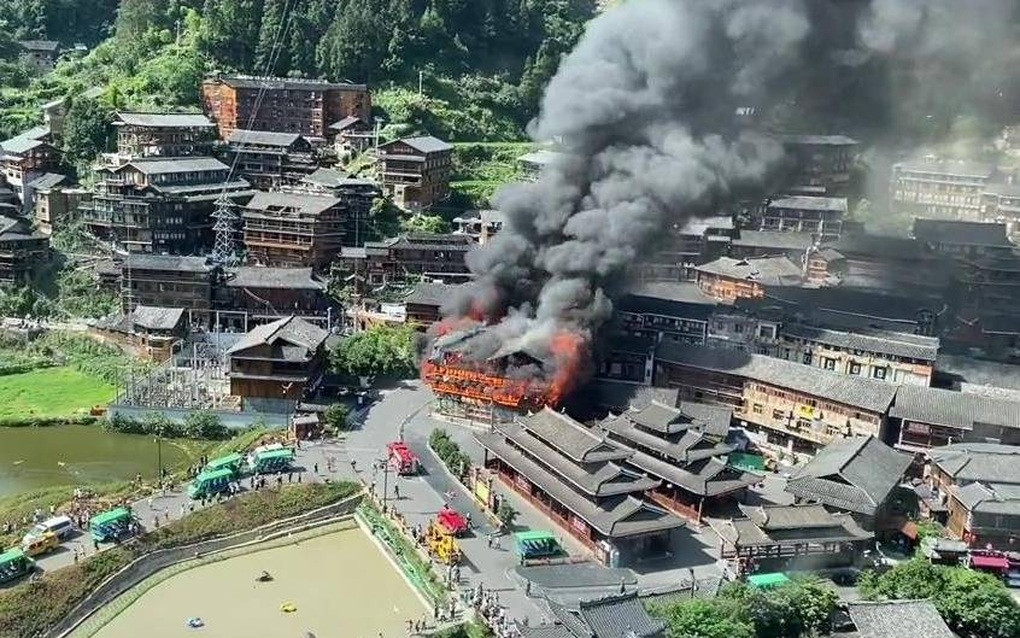 Nhà gỗ cổ cháy dữ dội, hai khách Trung Quốc liều mình nhảy lầu thoát thân - 1