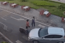 Tài xế lái ô tô đi ngược chiều gây va chạm, hành hung người đi đúng