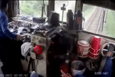 Khoảnh khắc tàu hàng va chạm ô tô tải, đường sắt bắc - nam tê liệt