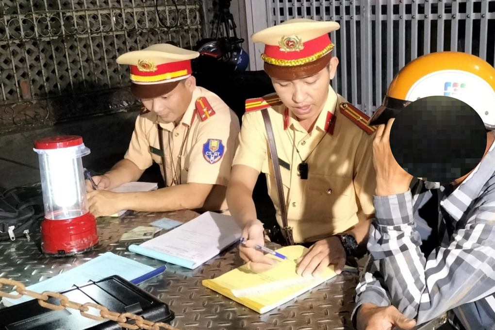 CSGT kiểm tra độ cồn, người vi phạm nói chỉ uống 2-3 lon cho vui - 2 CSGT kiểm tra độ cồn, người vi phạm nói chỉ uống 2-3 lon cho vui - 2