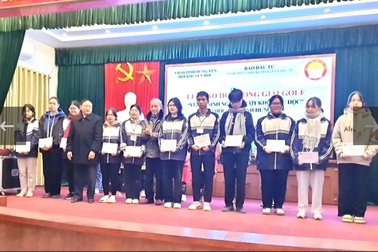 Trao 50 suất học bổng tới học sinh nghèo vượt khó tại Hưng Yên