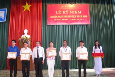 Nhiều trường tổ chức lễ kỷ niệm 124 năm ngày sinh Bác Hồ