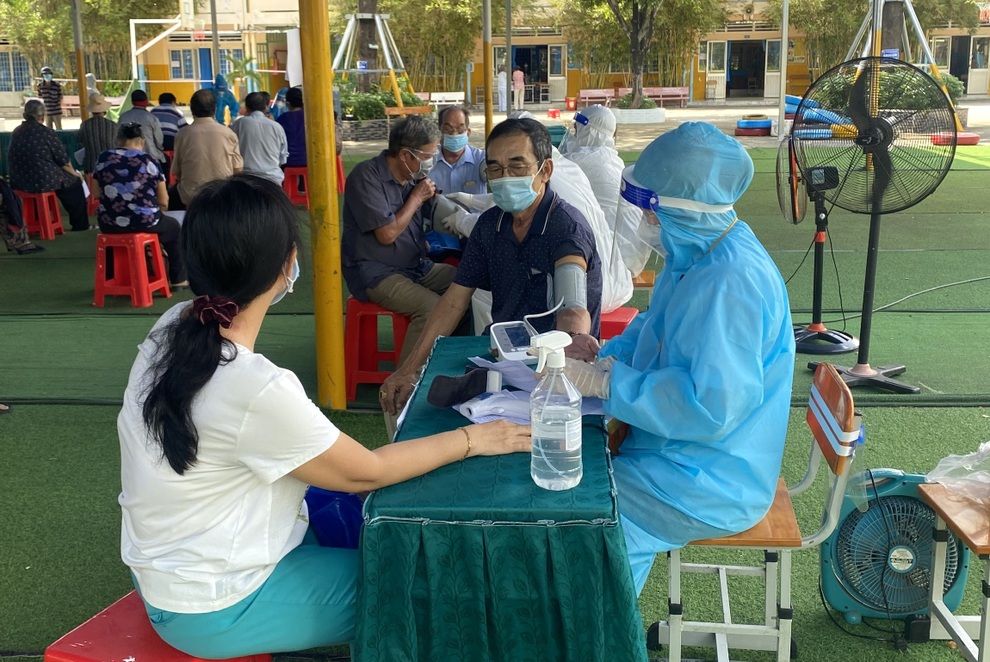TPHCM: Thiếu vắc xin Moderna mũi 2, nhiều người đồng ý tiêm trộn Pfizer - 2 TPHCM: Thiếu vắc xin Moderna mũi 2, nhiều người đồng ý tiêm trộn Pfizer - 2