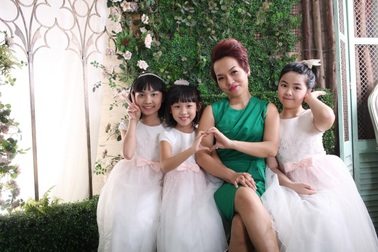 Thái Thùy Linh lần đầu "tung ảnh" chụp với con riêng của chồng