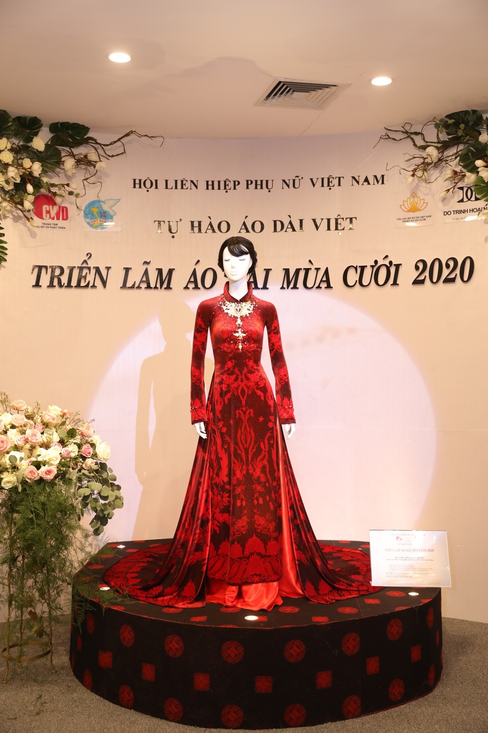 NTK Đỗ Trịnh Hoài Nam giới thiệu áo dài dát vàng đính 110 viên kim cương - 5 NTK Đỗ Trịnh Hoài Nam giới thiệu áo dài dát vàng đính 110 viên kim cương - 5