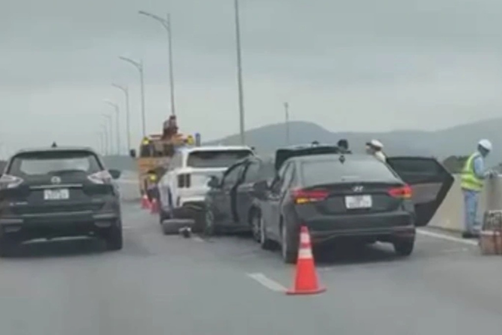 4 ô tô va chạm liên hoàn, cao tốc qua Thanh Hóa ùn tắc - 1 4 ô tô va chạm liên hoàn, cao tốc qua Thanh Hóa ùn tắc - 1