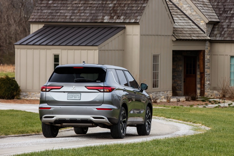 Mitsubishi Outlander 2022 ghi điểm về thiết kế, bị trừ điểm động cơ - 19 Mitsubishi Outlander 2022 ghi điểm về thiết kế, bị trừ điểm động cơ - 19