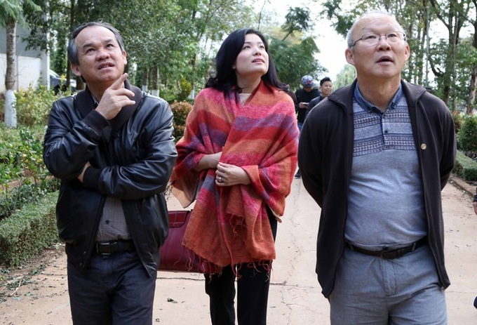 Bầu Đức: Từ đại gia ném tiền vào phòng trọng tài đến Người phán xử của bóng đá Việt Nam - Ảnh 4. Bầu Đức: Từ đại gia ném tiền vào phòng trọng tài đến Người phán xử của bóng đá Việt Nam - Ảnh 4.