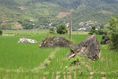 “Bản đá đè”