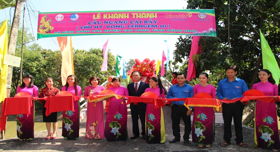Công ty Ceragem khánh thành cây cầu mang tên Hy Vọng tại Đồng Tháp - 2 Công ty Ceragem khánh thành cây cầu mang tên Hy Vọng tại Đồng Tháp - 2