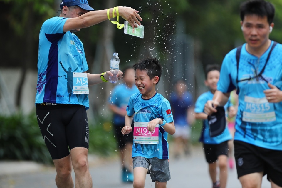 Những chân chạy nhí ở Ecopark Marathon 2021 - 8