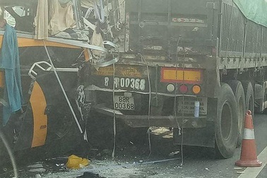 5 người nhập viện sau cú đâm cực mạnh của xe khách vào xe tải