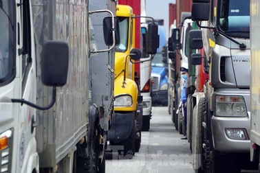 Ùn tắc nghiêm trọng chốt kiểm soát trên quốc lộ 20 vì chống dịch quá "gắt"