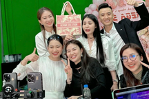 Phiên livestream thu 72 tỷ đồng của cặp đôi Việt: Hoa hồng có thể ra sao?