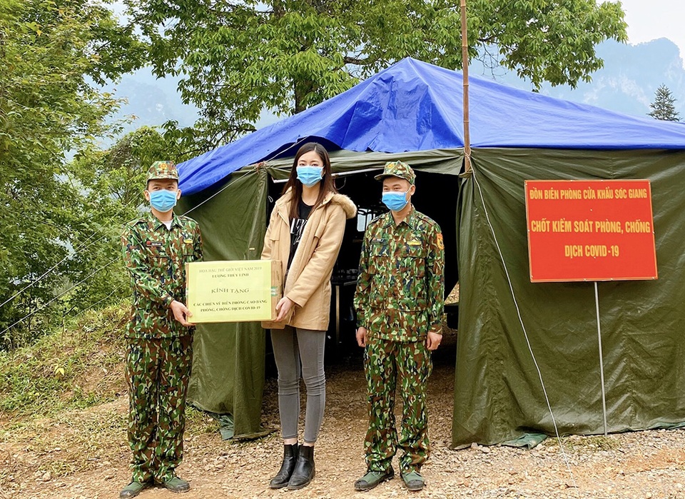 Lương Thùy Linh xúc động khi thấy chiến sĩ chống dịch “ăn lán, ngủ rừng” - 4 Lương Thùy Linh xúc động khi thấy chiến sĩ chống dịch “ăn lán, ngủ rừng” - 4