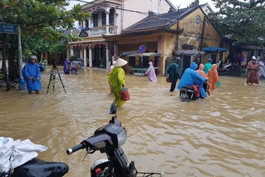 Nước dâng nhanh, Hội An chuẩn bị  tinh thần cho cấp báo động khẩn!