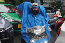 Sĩ tử "đội mưa" đi thi vào lớp 10