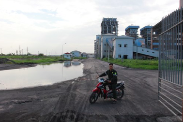 Nhà máy đạm Ninh Bình tái hoạt động, công nhân đi vòng quanh vớt xác cá