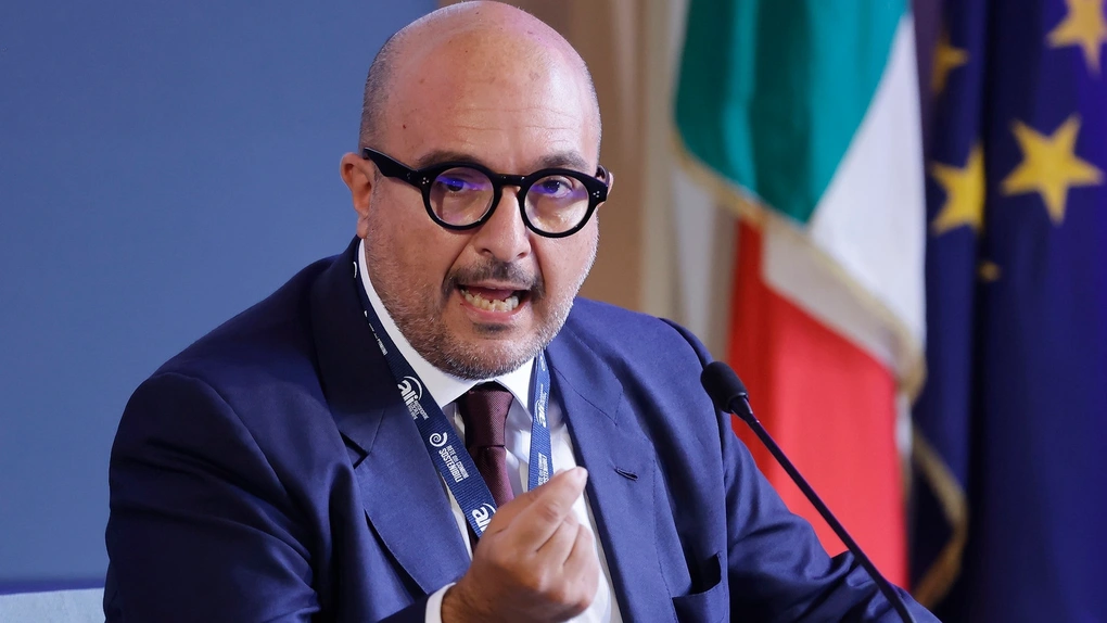 Bộ trưởng Italy xin lỗi vợ và thủ tướng vì bê bối ngoại tình - 1 Bộ trưởng Italy xin lỗi vợ và thủ tướng vì bê bối ngoại tình - 1