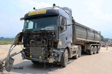 Xe khách tông xe tải, 24 người bị thương