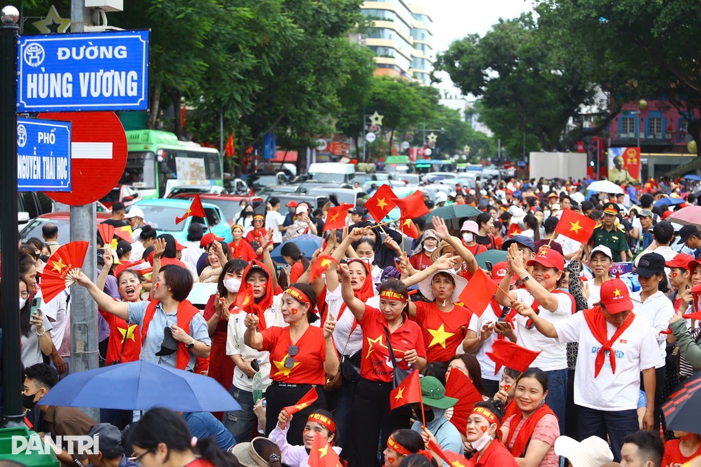 Cấm triệt để nhiều tuyến đường, dân vẫn ùn ùn đổ về Ba Đình - 1 Cấm triệt để nhiều tuyến đường, dân vẫn ùn ùn đổ về Ba Đình - 1
