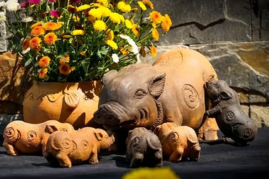 Khi heo trong tranh Đông Hồ đi vào gốm Bàu Trúc