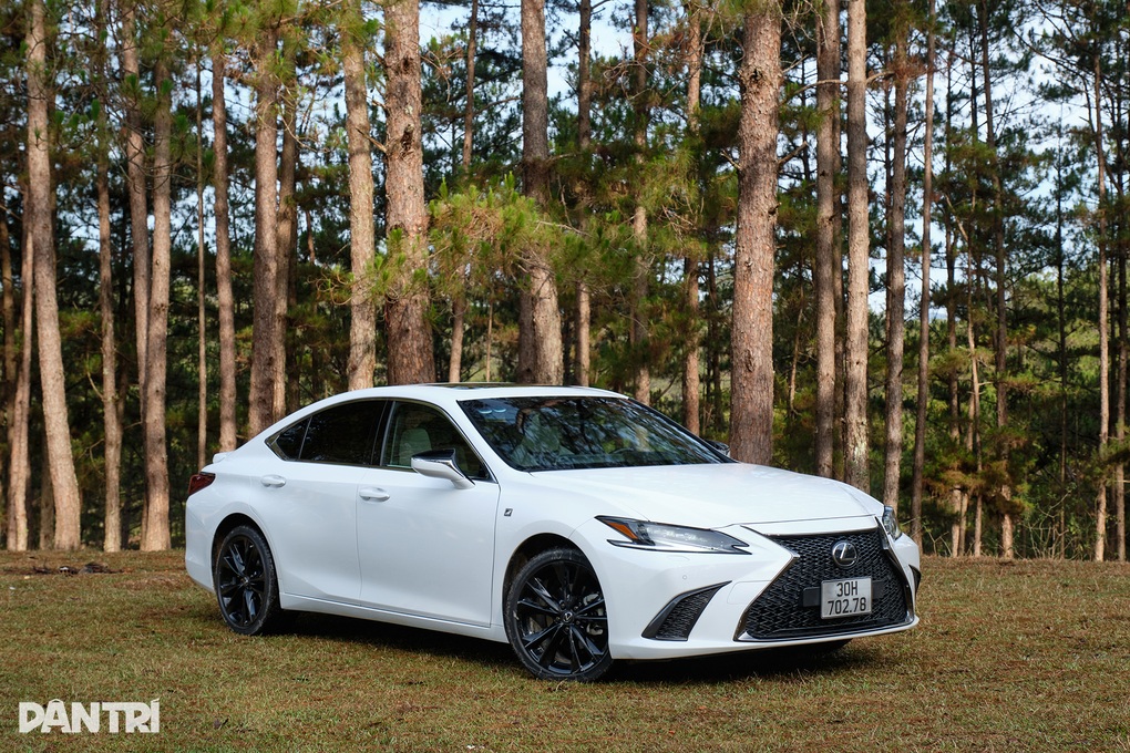 Trải nghiệm Lexus ES 250 F Sport: Lái hay hơn nhưng vẫn thiếu chút để đã - 1 Trải nghiệm Lexus ES 250 F Sport: Lái hay hơn nhưng vẫn thiếu chút để đã - 1