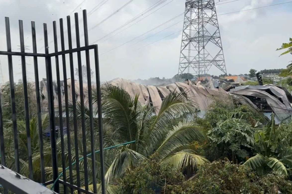 Fire at 2,000m2 factory in Binh Duong - 1 Cháy nhà xưởng rộng 2.000m2 ở Bình Dương - 1
