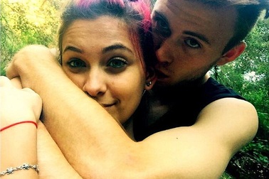 Con gái Vua nhạc Pop hạnh phúc khoe bạn trai