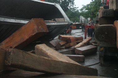 Container lật chỏng chơ, hơn 50m3 gỗ đổ tràn đường