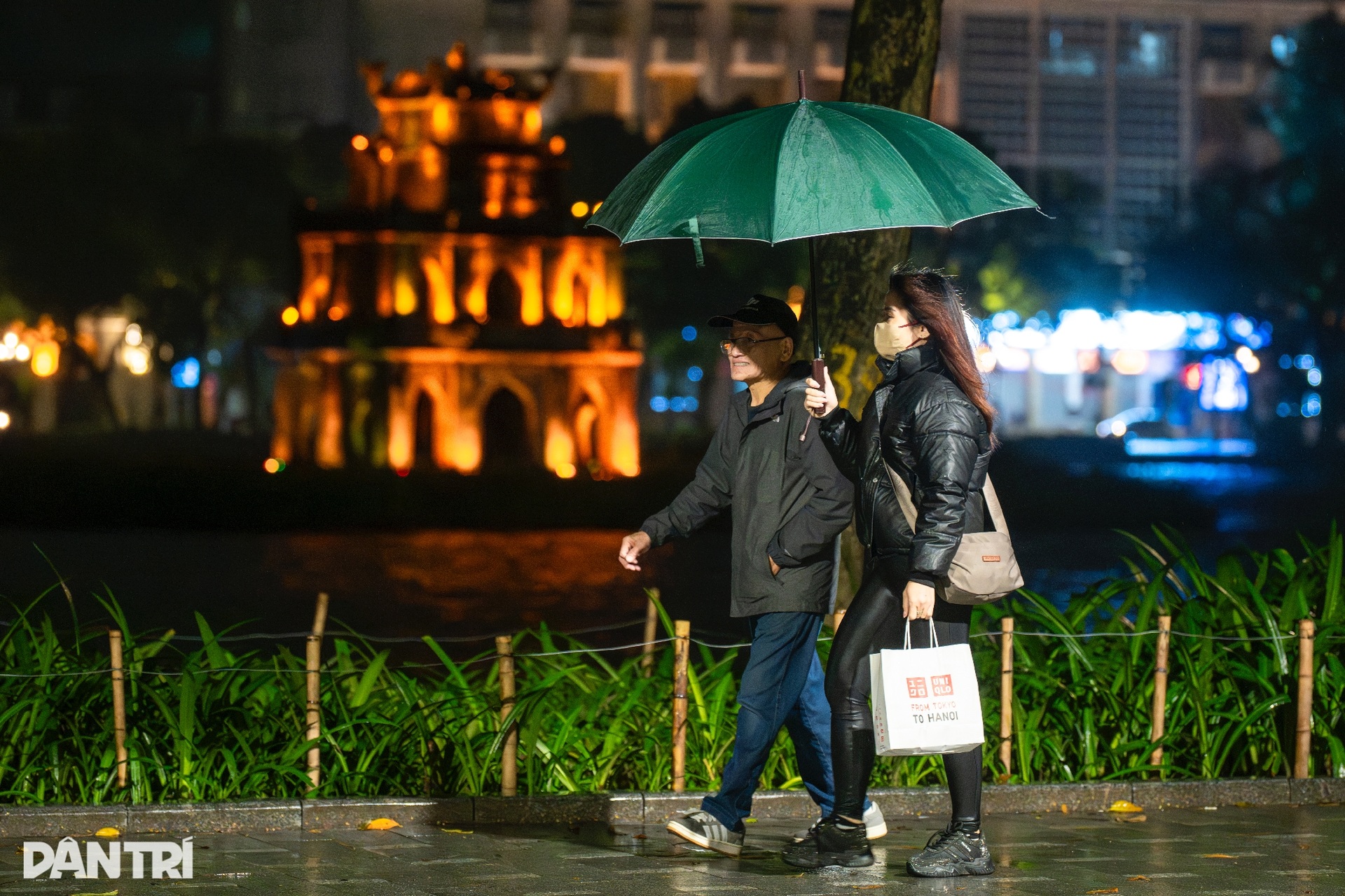 Hà Nội rét 13 độ C, khách du lịch nước ngoài đổ xô đi mua áo ấm - 1 Hà Nội rét 13 độ C, khách du lịch nước ngoài đổ xô đi mua áo ấm - 1