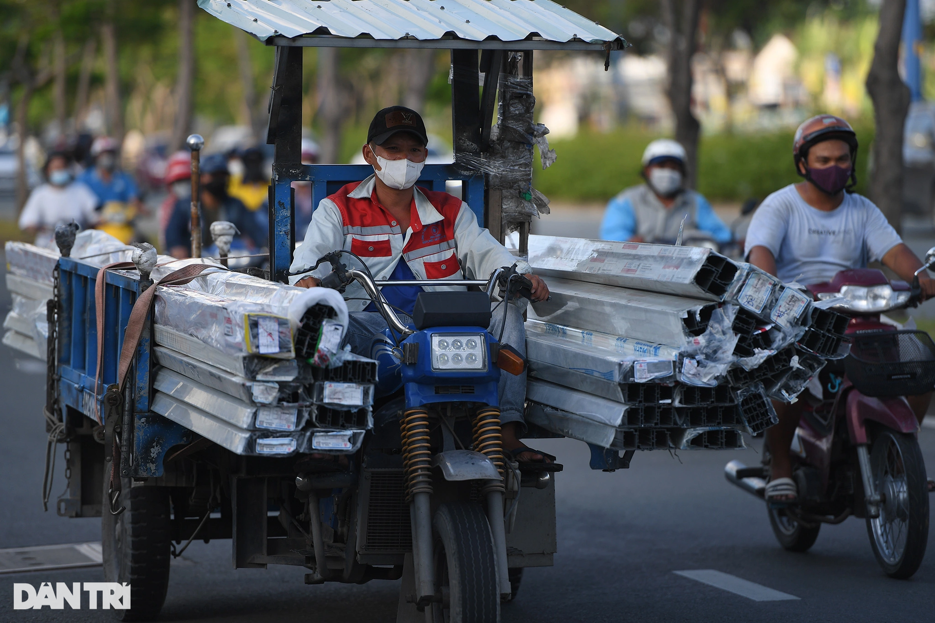 Muôn kiểu vi phạm giao thông tiềm ẩn tai nạn trên đường phố TPHCM - 4 Muôn kiểu vi phạm giao thông tiềm ẩn tai nạn trên đường phố TPHCM - 4