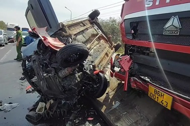 Xế hộp bị vò nát ,lật ngửa trên dải phân cách