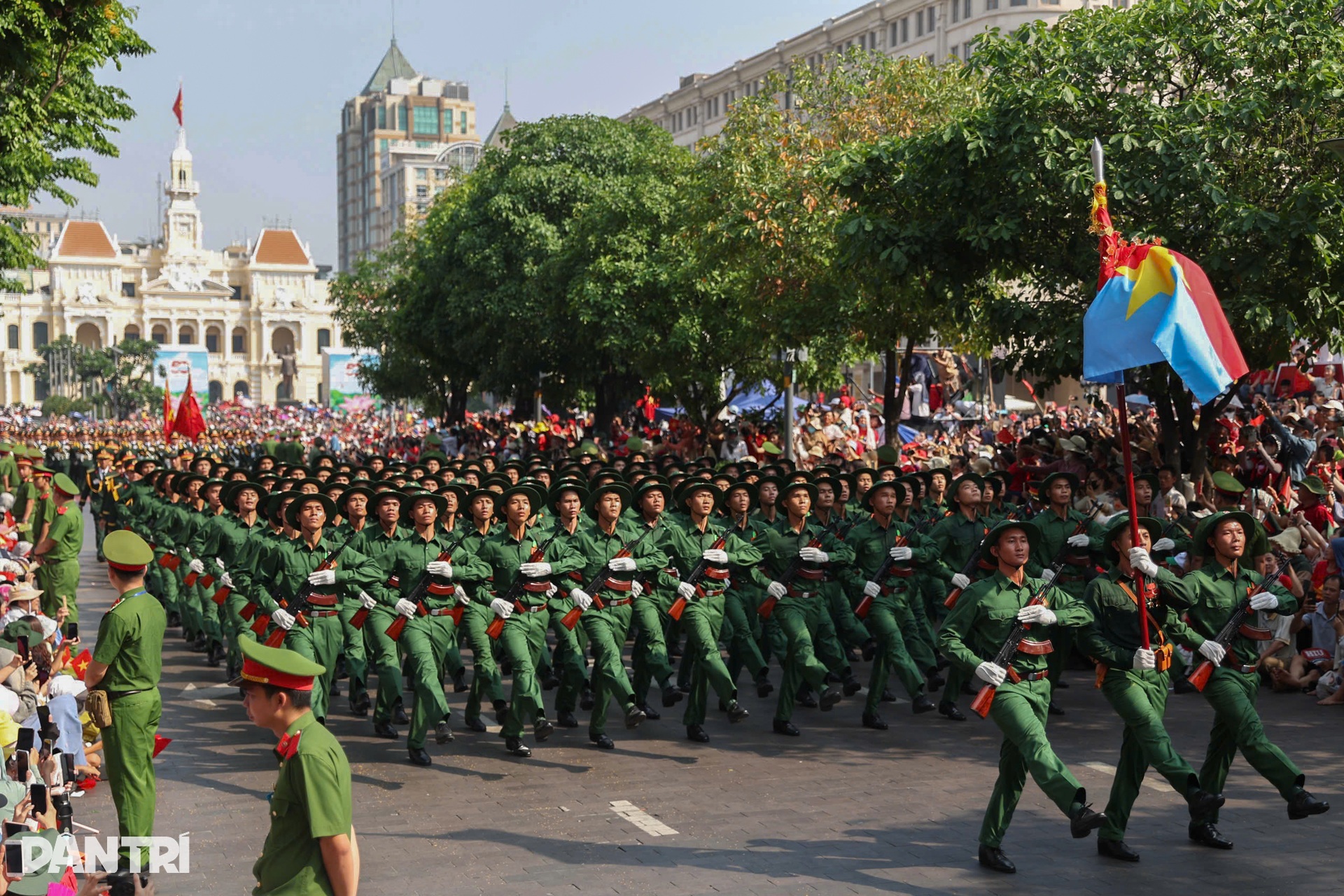 Đoàn quân kiêu hùng đi trong lòng nhân dân giữa TPHCM - 9 Đoàn quân kiêu hùng đi trong lòng nhân dân giữa TPHCM - 9