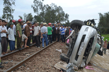 Tàu hỏa đâm ô tô, 7 người thương vong