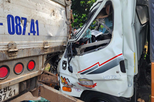 Phá cửa xe tải cứu tài xế kẹt trong cabin