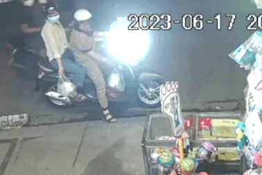 Cô gái ở TPHCM bị tên cướp kéo ngã đập đầu xuống đường