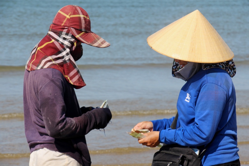 Ngư dân trúng mùa ruốc, thu tiền triệu mỗi ngày - 7 Ngư dân trúng mùa ruốc, thu tiền triệu mỗi ngày - 7