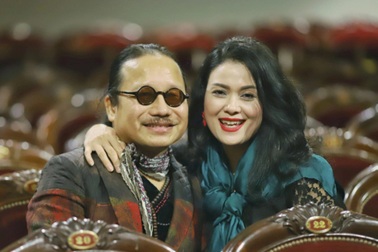 Nghệ sĩ saxophone Trần Mạnh Tuấn khóc khi vợ vào thăm