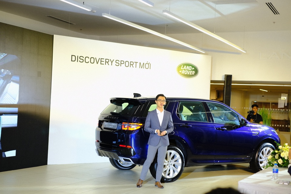 Jaguar XE 2020 và Land Rover Discovery Sport 2020 chốt giá từ 2,61 tỷ đồng - 9 Jaguar XE 2020 và Land Rover Discovery Sport 2020 chốt giá từ 2,61 tỷ đồng - 9