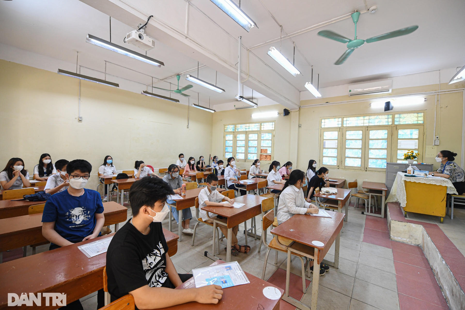 Thí sinh Hà Nội đội nắng tới các điểm thi hoàn thành thủ tục dự thi vào 10 - 10 Thí sinh Hà Nội đội nắng tới các điểm thi hoàn thành thủ tục dự thi vào 10 - 10