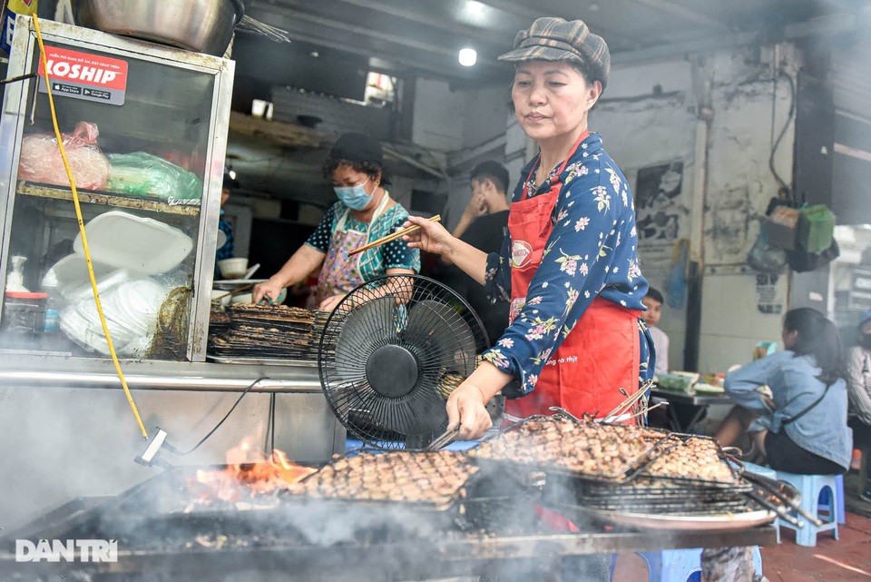 Quán bún chả núp dưới chân cầu thang khu tập thể, có ngày bán 600 suất - 5 Quán bún chả núp dưới chân cầu thang khu tập thể, có ngày bán 600 suất - 5