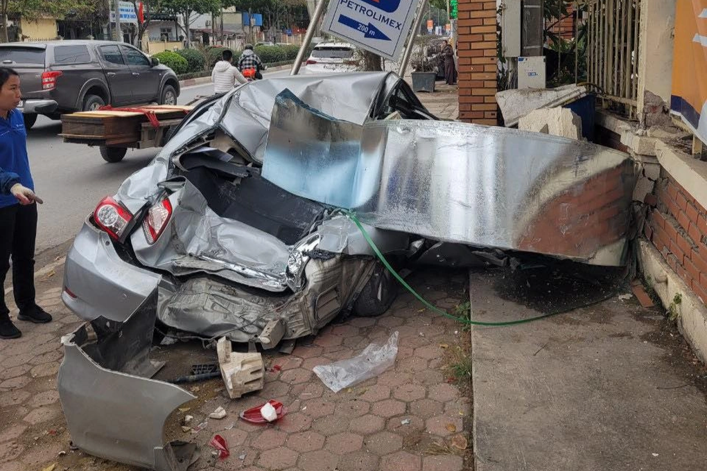 Để cuộn thép rơi đè bẹp ô tô con, lái xe đầu kéo bị xử lý thế nào? - 2 Để cuộn thép rơi đè bẹp ô tô con, lái xe đầu kéo bị xử lý thế nào? - 2