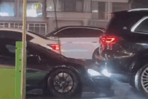 Siêu xe McLaren "không người lái" đâm liên tiếp vào chiếc Maybach GLS