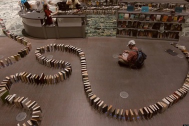 Hiệu ứng Domino đẹp mắt từ hơn 2.000 quyển sách