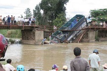 Sập cầu sắt, 2 trẻ em chơi dưới chân cầu thiệt mạng