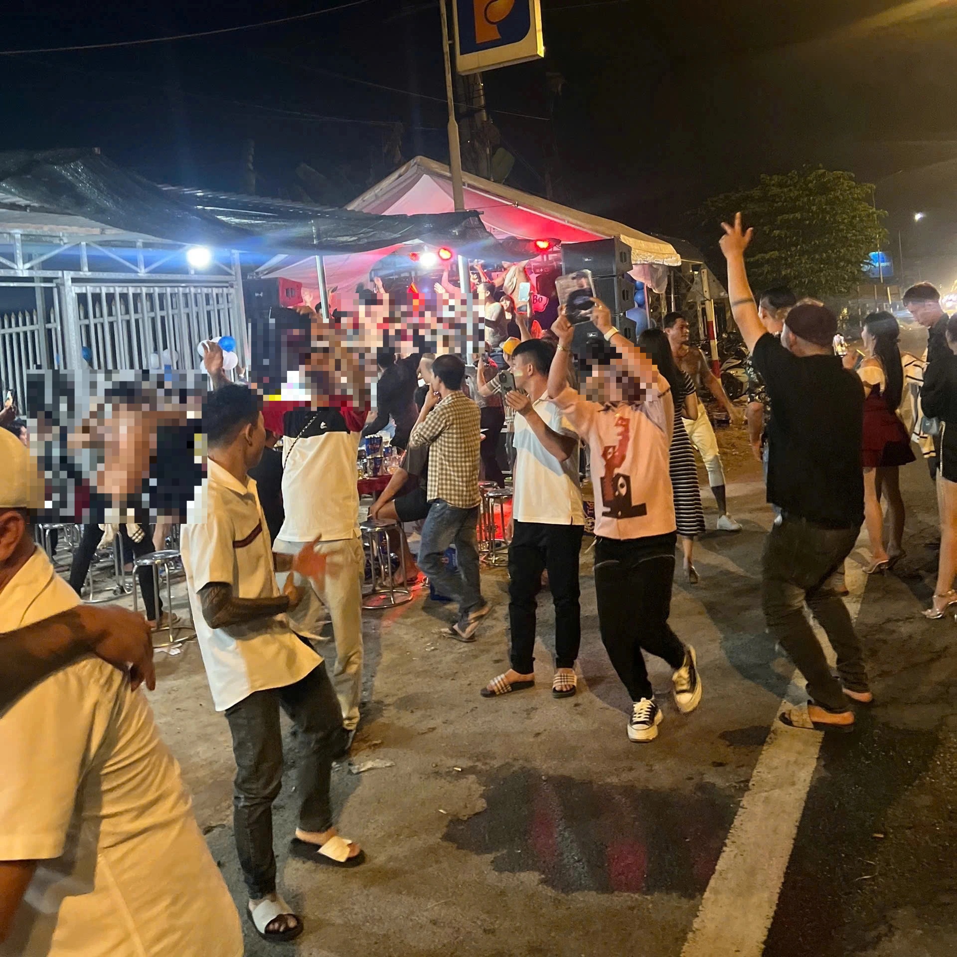Criminal detention of a group of people lighting fireworks and dancing in the middle of the national highway - 2 Tạm giữ hình sự nhóm người đốt pháo hoa, nhảy múa giữa quốc lộ - 2