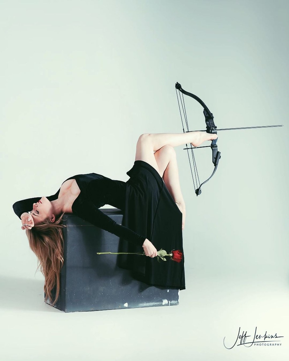 Ngỡ ngàng trước trình bắn cung... bằng chân của mỹ nhân 9x - 10