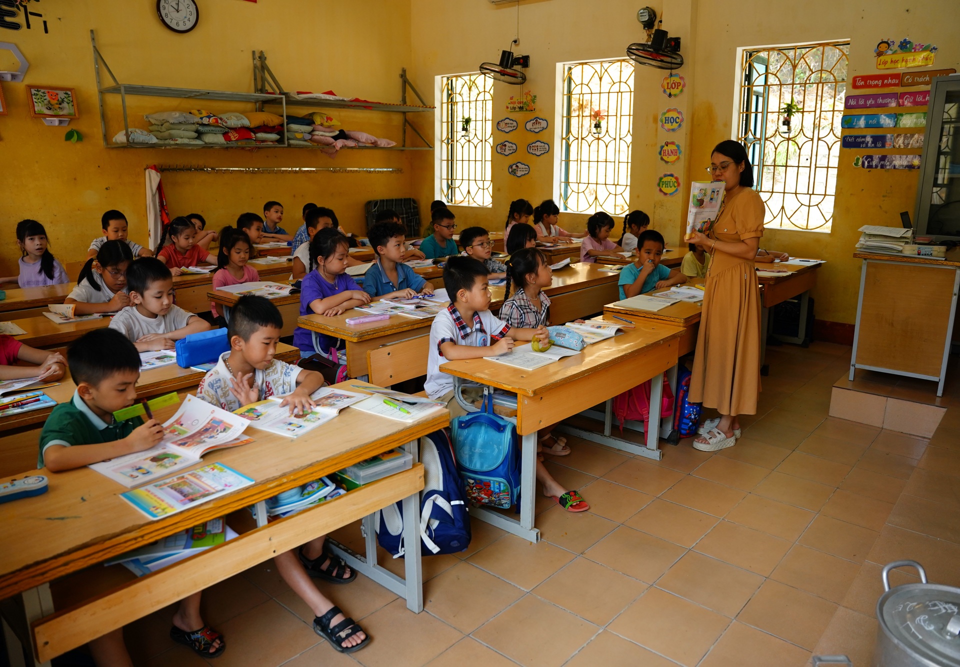 Nỗ lực khắc phục hậu quả, ổn định đời sống tại các vùng bão lũ - 3 Nỗ lực khắc phục hậu quả, ổn định đời sống tại các vùng bão lũ - 3