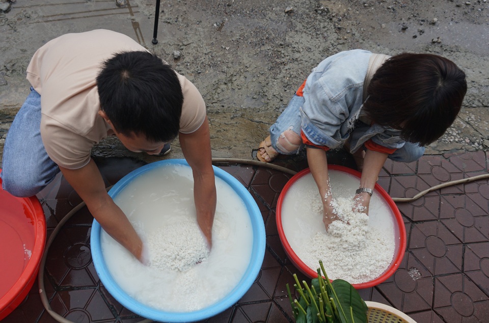Người dân góp gạo thịt, xuyên đêm nấu bánh chưng cứu trợ đồng bào vùng lũ - 3